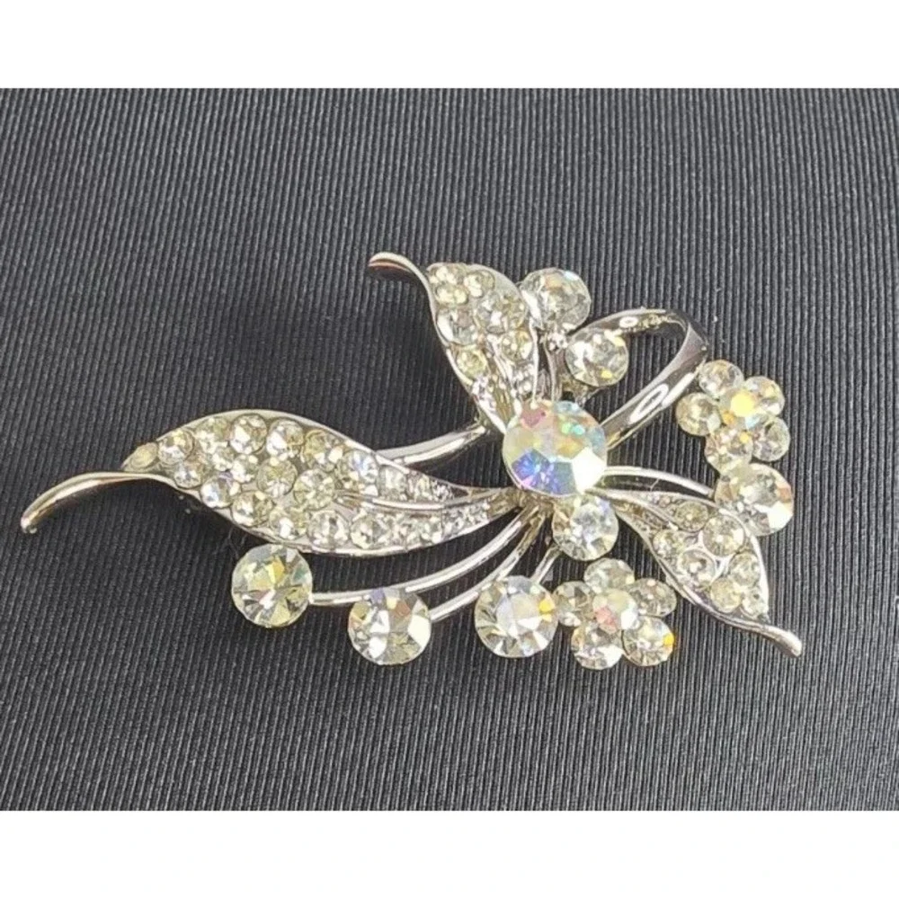 ZYN Silver Tone Rhinestone Floral‎ Brooch Pin Sparkling Crystal Flower